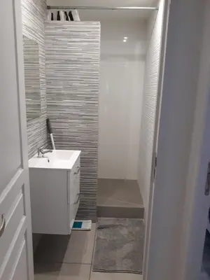 Salle de bains dans l'établissement T2 courte durée