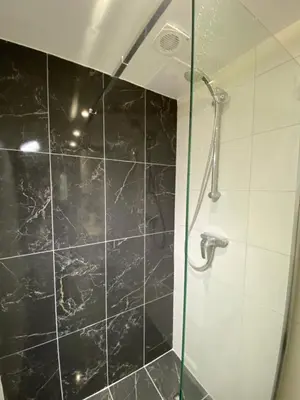Salle de bains dans l'établissement Le Rockefeller