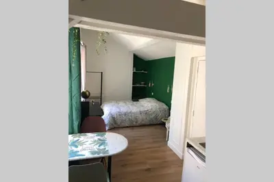 Un ou plusieurs lits dans un hébergement de l'établissement Studio sous les toits