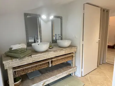 Salle de bains dans l'établissement Appartement Cocon dans domaine historique d'exception