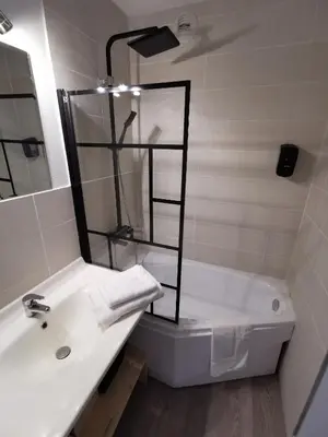 Salle de bains dans l'établissement Hotel Ambotel