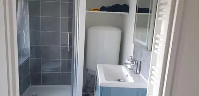 Salle de bains dans l'établissement Appartements entiers proche Aéroport - ZAC Chesnes - CNPE du Bugey Check-In 24h7J