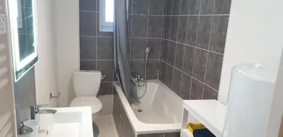 Salle de bains dans l'établissement Appartements entiers proche Aéroport - ZAC Chesnes - CNPE du Bugey Check-In 24h7J
