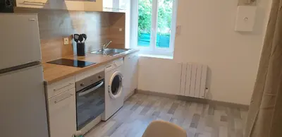 Cuisine ou kitchenette dans l'établissement Appartements entiers proche Aéroport - ZAC Chesnes - CNPE du Bugey Check-In 24h7J