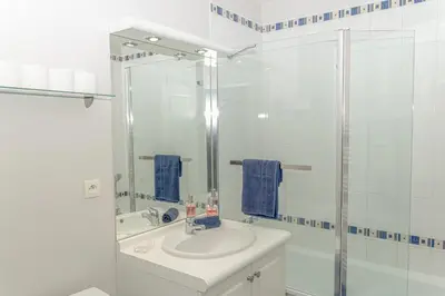 Salle de bains dans l'établissement Le Victoria hyper-centre Décines