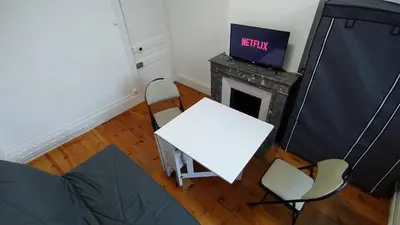 Télévision ou salle de divertissement dans l'établissement La Batisse de Saint-Chamond ( chambres )