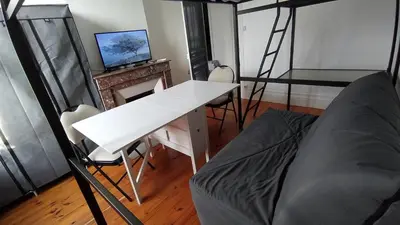 Télévision ou salle de divertissement dans l'établissement La Batisse de Saint-Chamond ( chambres )