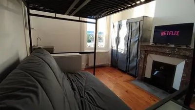 Télévision ou salle de divertissement dans l'établissement La Batisse de Saint-Chamond ( chambres )