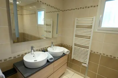 Salle de bains dans l'établissement Chambres au grand calme dans maison