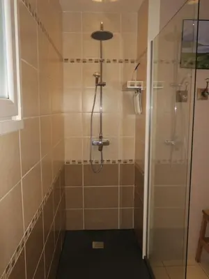 Salle de bains dans l'établissement Chambres au grand calme dans maison