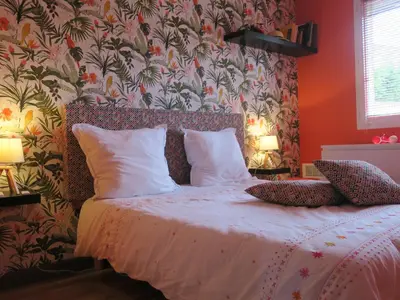 Un ou plusieurs lits dans un hébergement de l'établissement Chambres au grand calme dans maison
