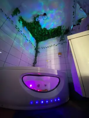 Salle de bains dans l'établissement Le monde D avatar avec Balneo et table de massage