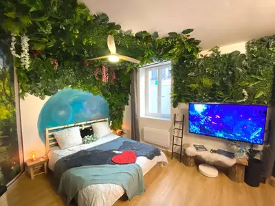 Un ou plusieurs lits dans un hébergement de l'établissement Le monde D avatar avec Balneo et table de massage
