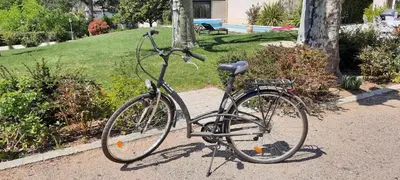 Vélo sur le terrain de l'établissement La Parenthèse, Rez de jardin indépendant, 4 étoiles ou dans les environs
