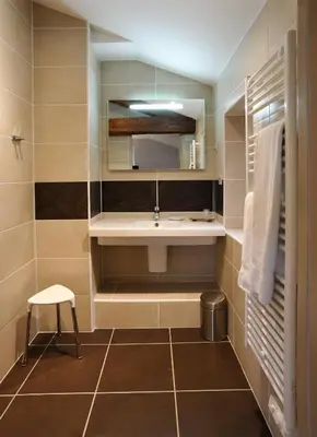 Salle de bains dans l'établissement Hostellerie du Forez
