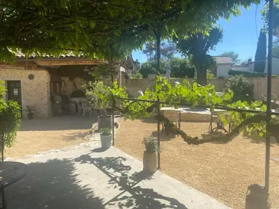 Jardin de l'établissement GITE DU ROY D'AMONT Plaine de l'Ain, repas sur réservation
