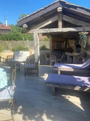Terrasse ou espace extérieur de l'établissement GITE DU ROY D'AMONT Plaine de l'Ain, repas sur réservation