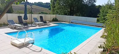 Piscine de l'établissement Le Gîte du Chat Nature et Calme à la campagne ou située à proximité