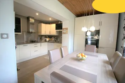 Cuisine ou kitchenette dans l'établissement Jolie chambre Nenuphar dans belle maison