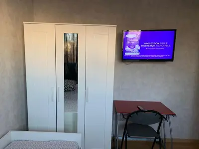 Télévision ou salle de divertissement dans l'établissement Jolie chambre Nenuphar dans belle maison