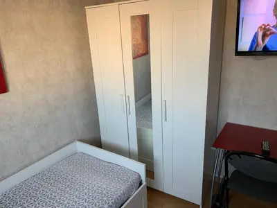 Télévision ou salle de divertissement dans l'établissement Jolie chambre Nenuphar dans belle maison