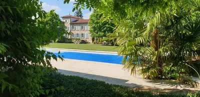 Piscine de l'établissement Séjour élégance et bien-être au CHATEAU de GRANDMONT - piscine et parc arboré au coeur du vignoble du Beaujolais ou située à proximité