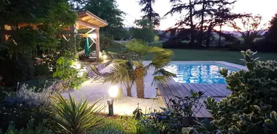 Piscine de l'établissement Séjour élégance et bien-être au CHATEAU de GRANDMONT - piscine et parc arboré au coeur du vignoble du Beaujolais ou située à proximité