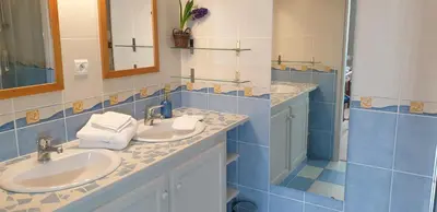 Salle de bains dans l'établissement Séjour élégance et bien-être au CHATEAU de GRANDMONT - piscine et parc arboré au coeur du vignoble du Beaujolais
