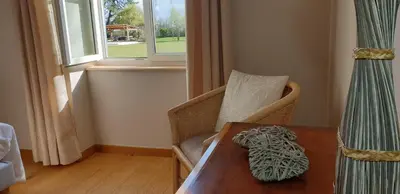 Coin salon dans l'établissement Séjour élégance et bien-être au CHATEAU de GRANDMONT - piscine et parc arboré au coeur du vignoble du Beaujolais