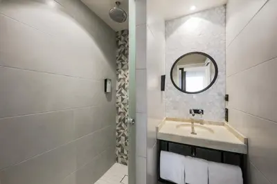 Salle de bains dans l'établissement Campanile Smart Lyon Est - Eurexpo Bron Aviation