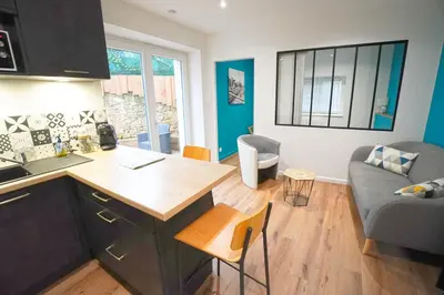 Cuisine ou kitchenette dans l'établissement STUDIO RENOVE RDC TERRASSE + EXTERIEUR PAYSAGE