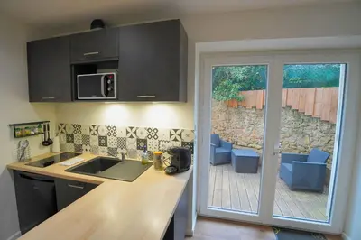 Cuisine ou kitchenette dans l'établissement STUDIO RENOVE RDC TERRASSE + EXTERIEUR PAYSAGE