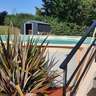 Piscine de l'établissement chambre AU DOUX REFUGE ou située à proximité