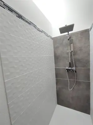 Salle de bains dans l'établissement Appartement Oingt - Les Meublés des Pierres Dorées