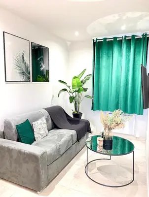 Coin salon dans l'établissement Jungle garage privé netflix