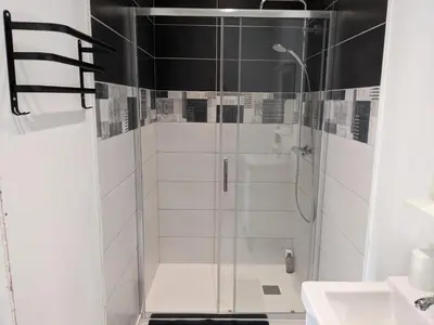 Salle de bains dans l'établissement Chambre double indépendante HARMONIE au sein du domaine PASSELOUP