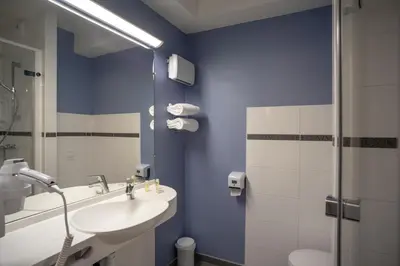 Salle de bains dans l'établissement ACE Hôtel Lyon Vénissieux Parc des Expositions