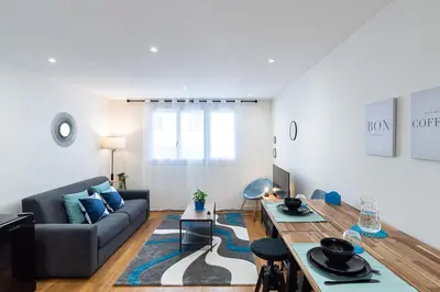 Coin salon dans l'établissement LE VALLES - HYPERCENTRE PARKING GRATUIT WiFi NETFLIX AMAZON PRIME