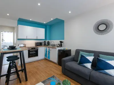 Cuisine ou kitchenette dans l'établissement LE VALLES - HYPERCENTRE PARKING GRATUIT WiFi NETFLIX AMAZON PRIME
