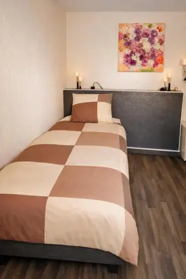 Un ou plusieurs lits dans un hébergement de l'établissement Chambre tout confort Saphir 1 à 3 P dans belle maison