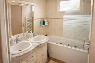 Salle de bains dans l'établissement Chambre tout confort Saphir 1 à 3 P dans belle maison
