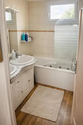 Salle de bains dans l'établissement Chambre tout confort Saphir 1 à 3 P dans belle maison