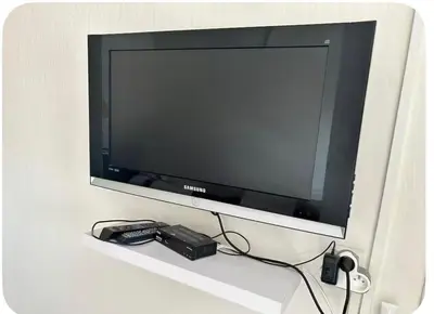 Télévision ou salle de divertissement dans l'établissement Chambre tout confort Saphir 1 à 3 P dans belle maison