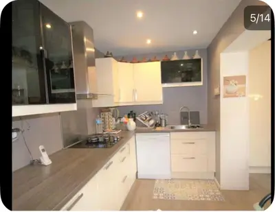 Cuisine ou kitchenette dans l'établissement Chambre tout confort Saphir 1 à 3 P dans belle maison