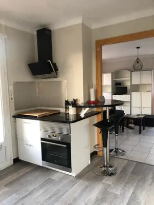 Cuisine ou kitchenette dans l'établissement CONDRIEU appartement 1 er et parking voiture vélo