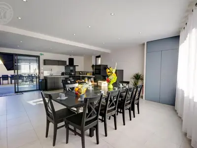 Cuisine ou kitchenette dans l'établissement Gîte spacieux avec espace extérieur et jacuzzi à Montchal - FR-1-496-234