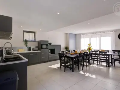 Cuisine ou kitchenette dans l'établissement Gîte spacieux avec espace extérieur et jacuzzi à Montchal - FR-1-496-234