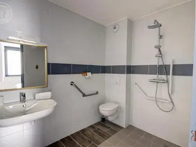 Salle de bains dans l'établissement Gîte spacieux avec espace extérieur et jacuzzi à Montchal - FR-1-496-234