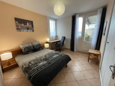 Un ou plusieurs lits dans un hébergement de l'établissement Chambre Privée en colocation dans un appartement Vaulx en Velin Centre