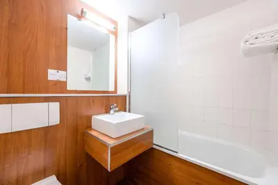 Salle de bains dans l'établissement Comfort Hotel Aeroport Lyon St Exupery